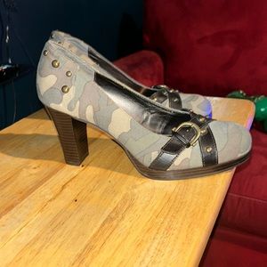 MIA camouflaged heels women’s size 10 (M)